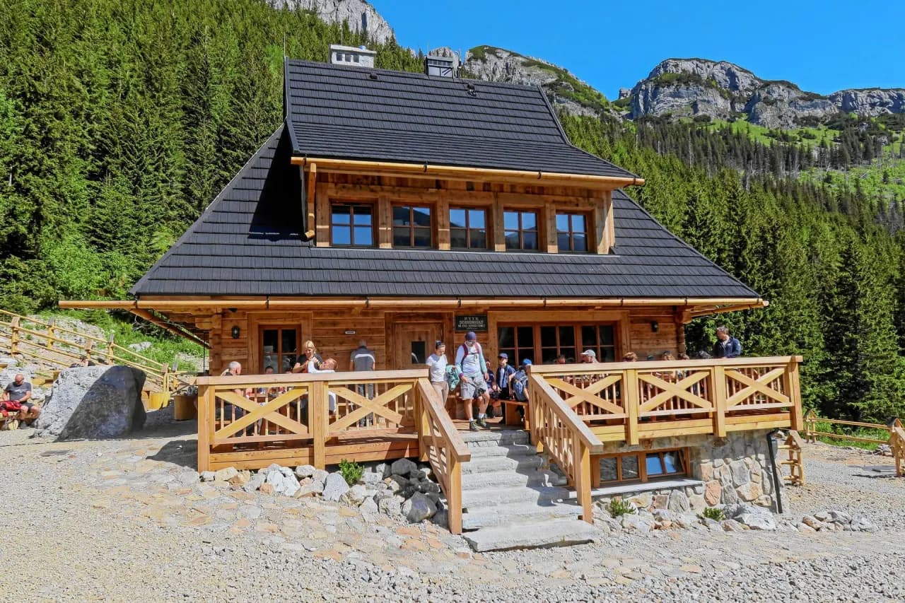 Czy schronisko może odmówić noclegu? Poznaj ważne zasady i sytuacje