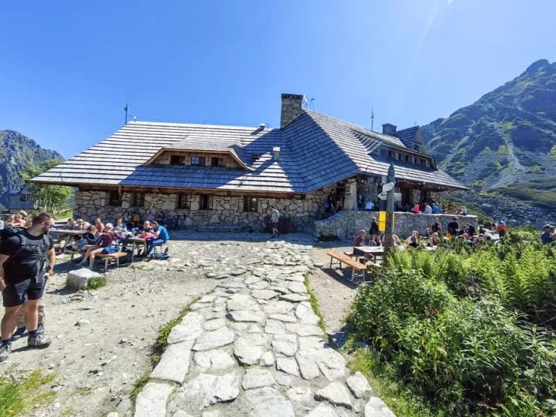 Ile kosztuje nocleg w schronisku? Ceny i porady na co zwrócić uwagę