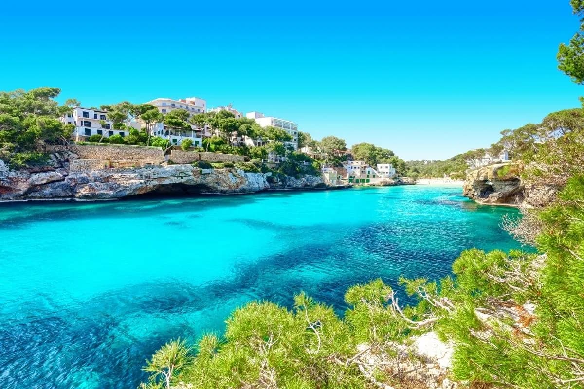 Najlepsze atrakcje w Magaluf, które musisz zobaczyć i przeżyć