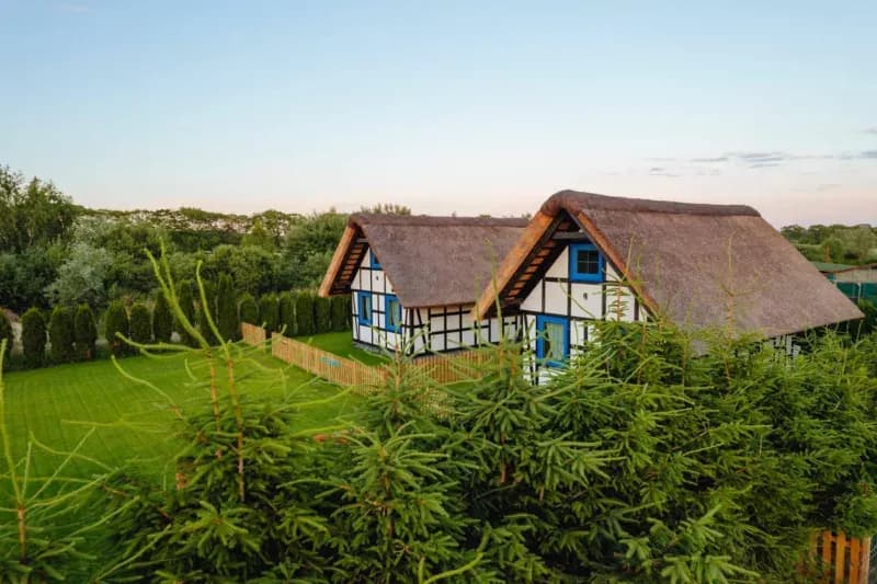 Gdzie najtańsze noclegi nad morzem? Odkryj ukryte perełki!