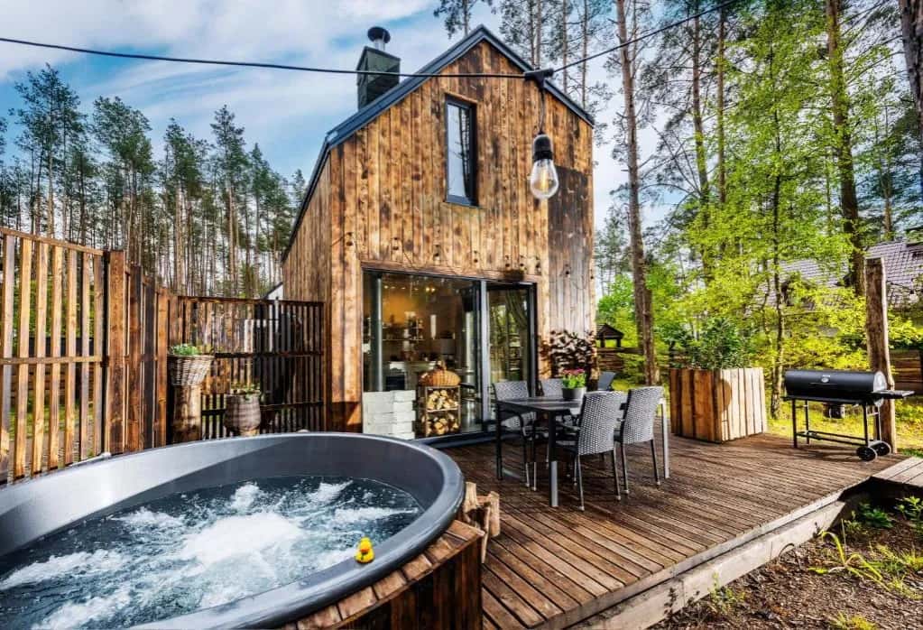 Noclegi nad jeziorem pomorskie - idealne miejsca na wypoczynek blisko wody